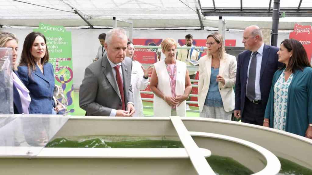 El lehendakari Iñigo Urkullu y la consejera Arantxa Tapia en una visita empresarial.