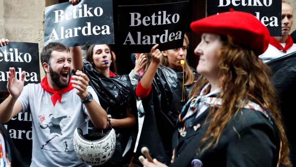 Hondarribia se divide un año más por la participación de mujeres en el Alarde/EFE /Javier Etxezarreta