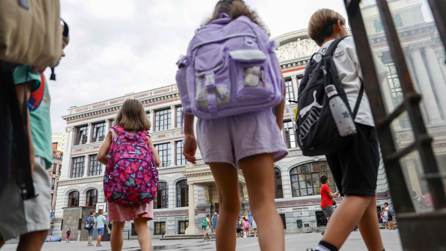 Un grupo de niños en la apertura de un colegio público de Bilbao / Luis Tejido - EFE