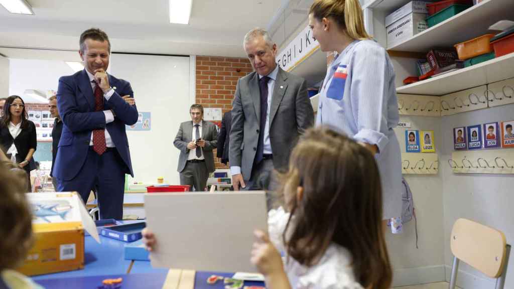 El lehendakari, Iñigo Urkullu y el consejero de Educación, Jokin Bildarratz en su visita al Educación Infantil Txomin Aresti de Leioa (Bizkaia) / Miguel Toña - EFE