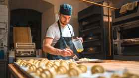 Un pastelero preparando cruasanes.