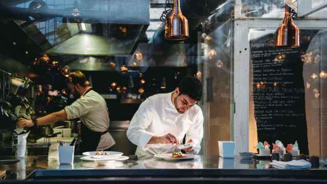 Un chef cocinando en su restaurante.