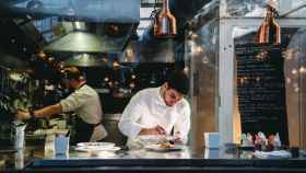 Un chef cocinando en su restaurante.