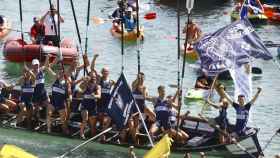 La trainera Masculina de Urdaibai, campeona de la Bandera de la Concha, celebrada este domingo en San Sebastián / Javi Colmenero - EFE