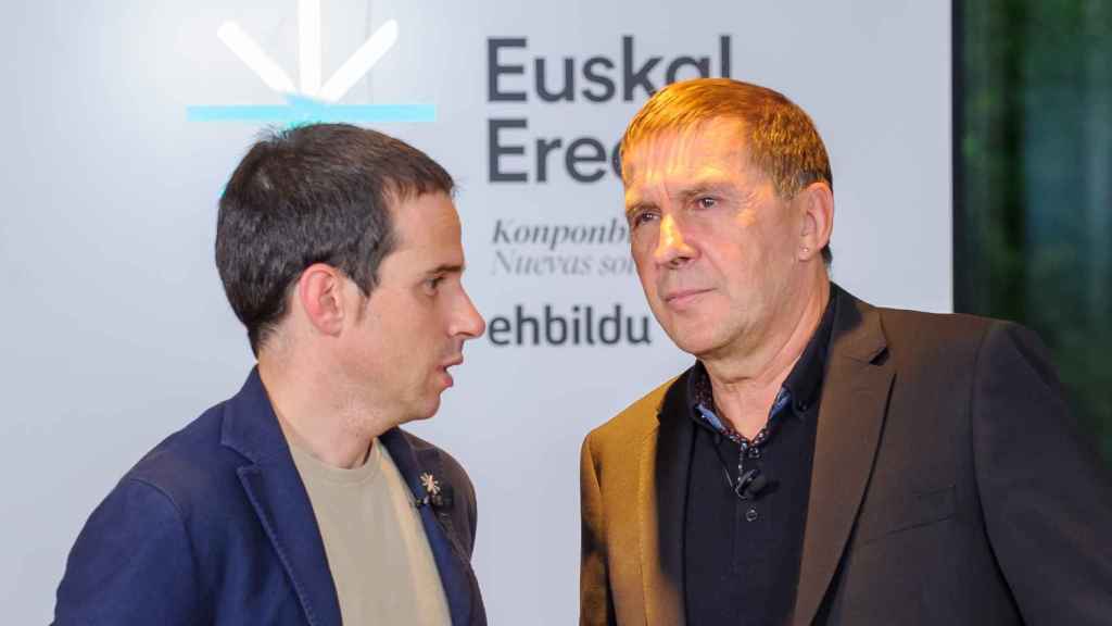 El director de programa, Pello Otxandiano, y el coordinador general de EH Bildu, Arnaldo Otegi / Europa Press