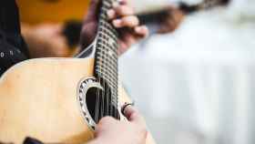 Un hombre toca la guitarra.