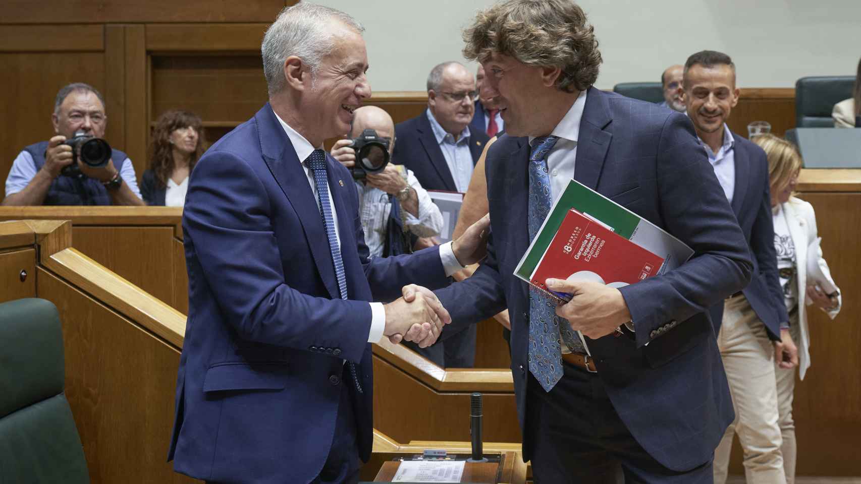 El Lehendakari Iñigo Urkullu, saluda al secretario general del PSOE-EE, Eneko Andueza, en el pleno de política general del Parlamento vasco / Adrián Ruiz Hierro - EFE