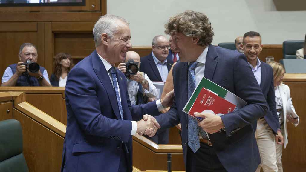 El Lehendakari Iñigo Urkullu, saluda al secretario general del PSOE-EE, Eneko Andueza, en el pleno de política general del Parlamento vasco / Adrián Ruiz Hierro - EFE