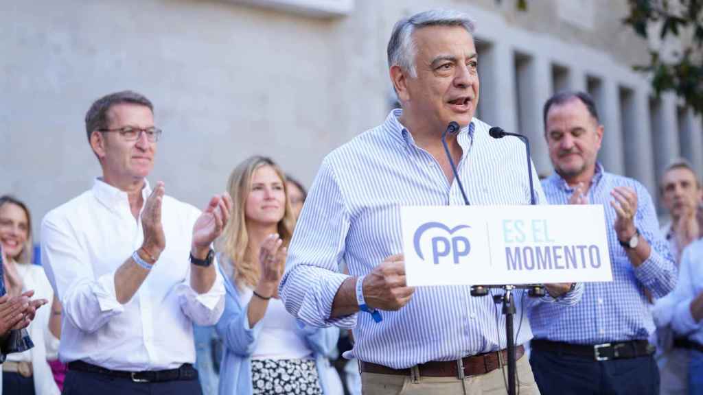 El número uno en las listas del PP al Congreso por Álava, Javier De Andrés, durante un mitin junto a Carlos Iturgaiz y Alberto Núñez Feijóo.