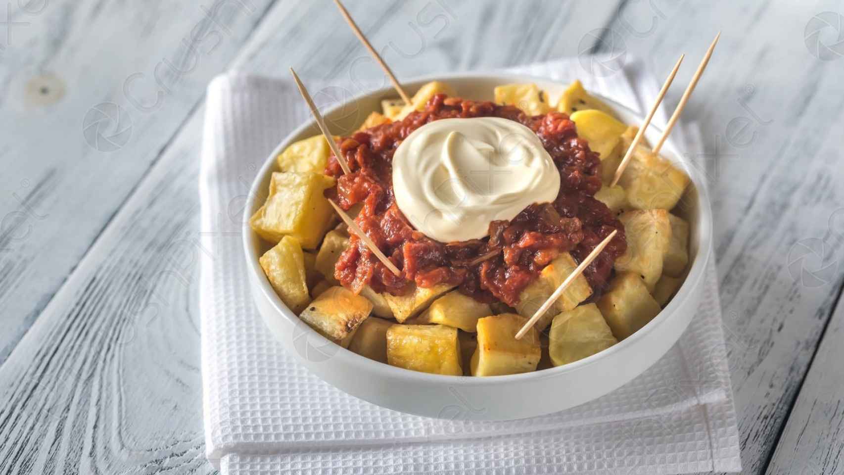 Porción de patatas bravas.