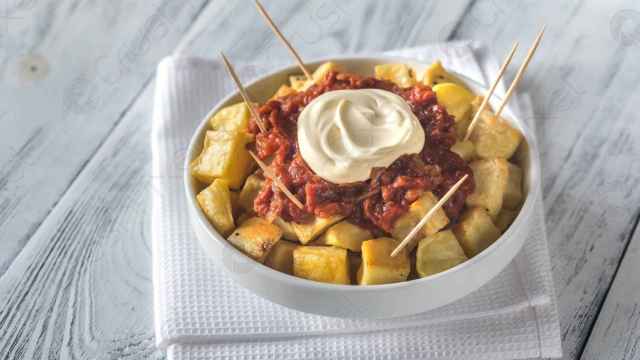 Porción de patatas bravas.