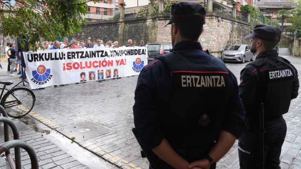 Concentración de los sindicatos de la Ertzaintza ante el primer Consejo del Gobierno vasco del nuevo curso en San Sebastián / Europa Press