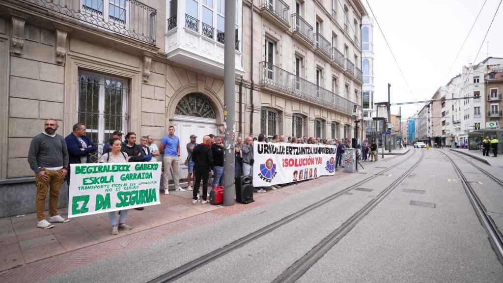 Concentración de la unidad sindical de la Ertzaintza de los sindicatos ErnE, Esan y Sipe, en el exterior del Parlamento Vasco, a 14 de septiembre de 2023 en el inicio del curso parlamentario / Iñaki Berasaluce - Europa Press