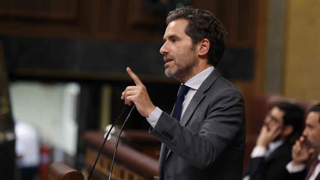 El diputado del PP, Borja Semper utiliza el euskera el primer pleno del Congreso de la XV Legislatura  / JUAN CARLOS HIDALGO - EFE