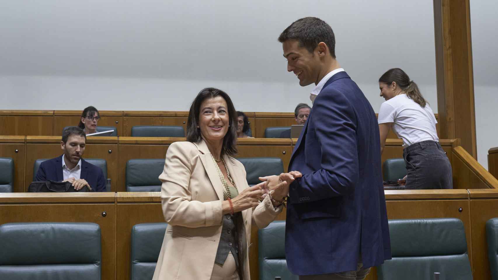 La parlamentaria y secretaria general del PP vasco, Laura Garrido, junto al parlamentario del PNV, Joseba Diez Antxutegui, al comienzo del Pleno del Parlamento Vasco/ Adrían Ruiz Hierro - EFE