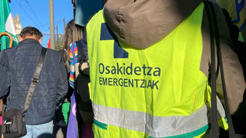 Concentración frente el Parlamento vasco de los sindicatos de Osakidetza que denuncian deficiencias en la nueva UVI de Nanclares