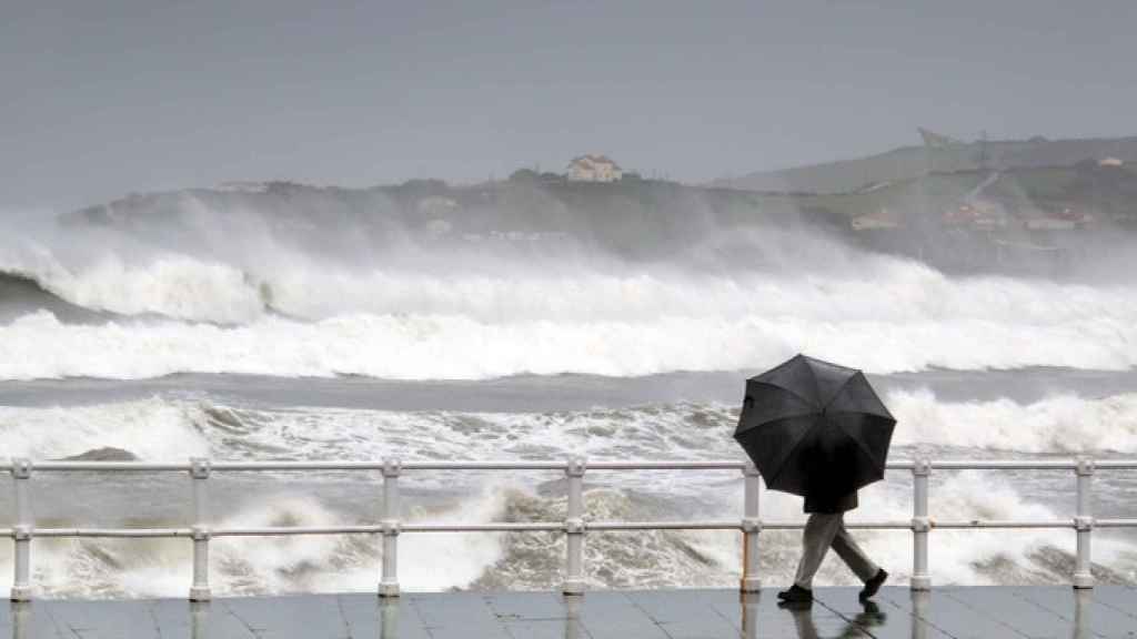 Una persona se protege de la lluvia.