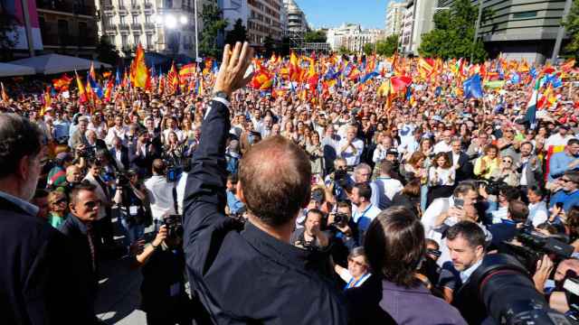 Asistentes al acto del PP celebrado en la plaza de Felipe II este domingo en Madrid / BORJA SÁNCHEZ TRILLO - EFE