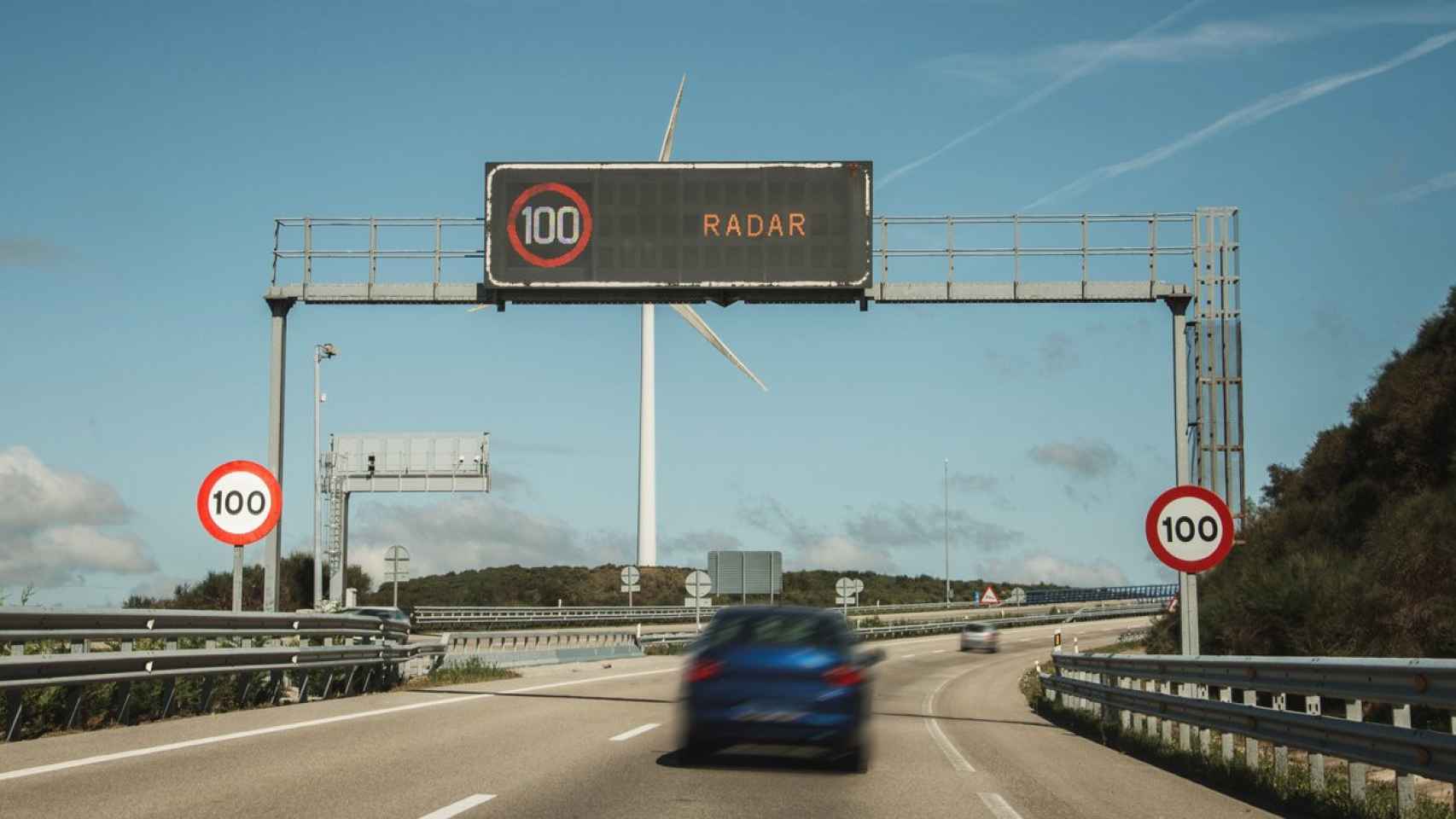 Un coche conduce a más de 100 km/ hora.