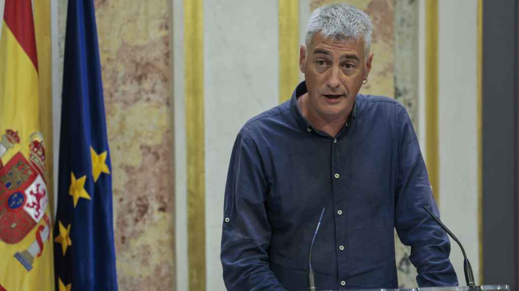 El portavoz de EH-Bildu en el Congreso de los Diputados, Oskar Matute, valora la intervención del candidato del PP a la presidencia, Alberto Núñez Feijóo / Sergio Pérez - EFE