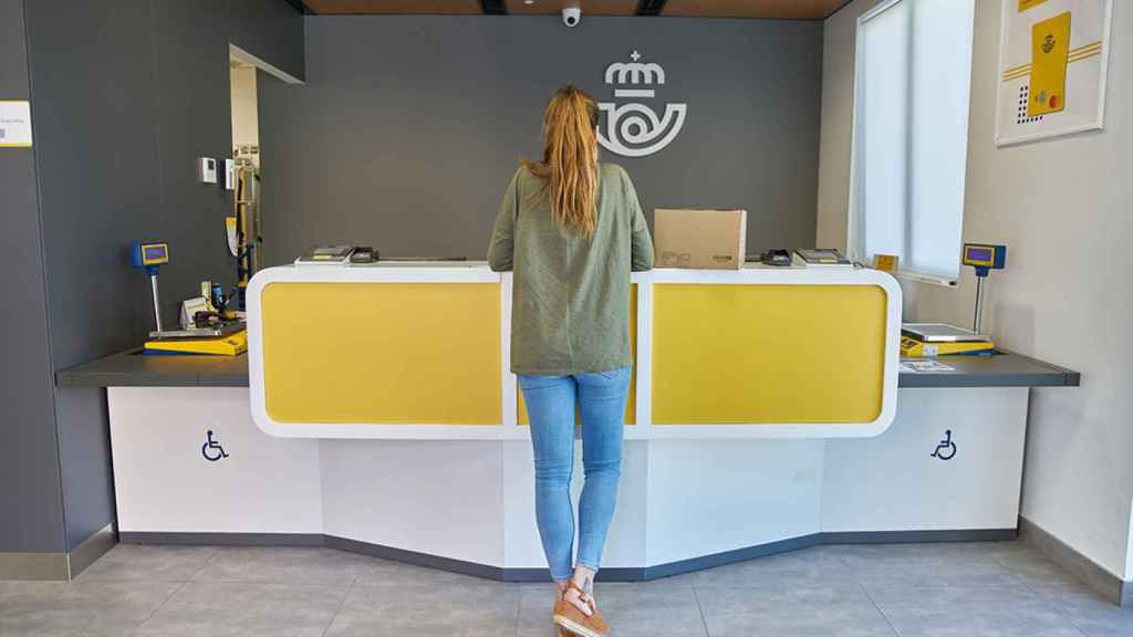 Mujer en una oficina de Correos