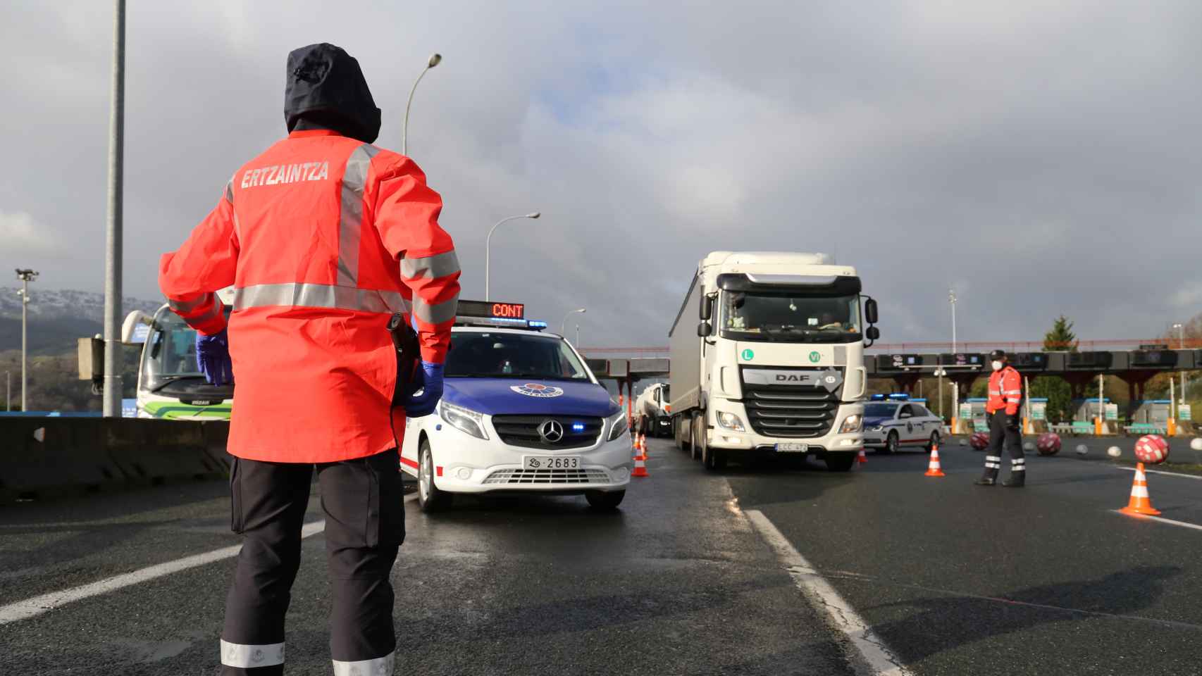 Detenidos en Bizkaia tras embestir con el coche contra dos ertzainas después de un robo/Irekia