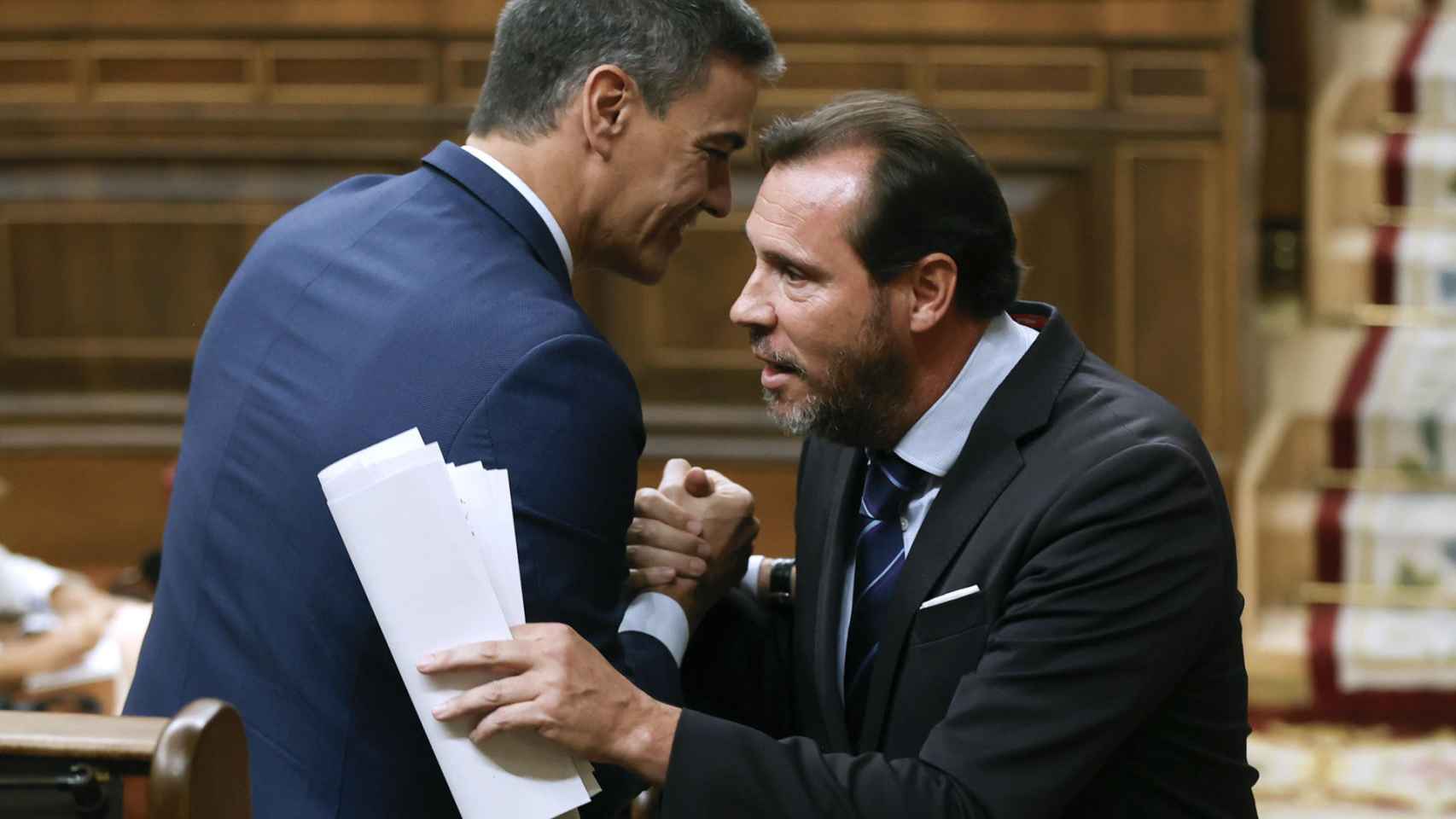 El ministro de Transportes Óscar Puente con Pedro Sánchez  / SERGIO PÉREZ - EFE