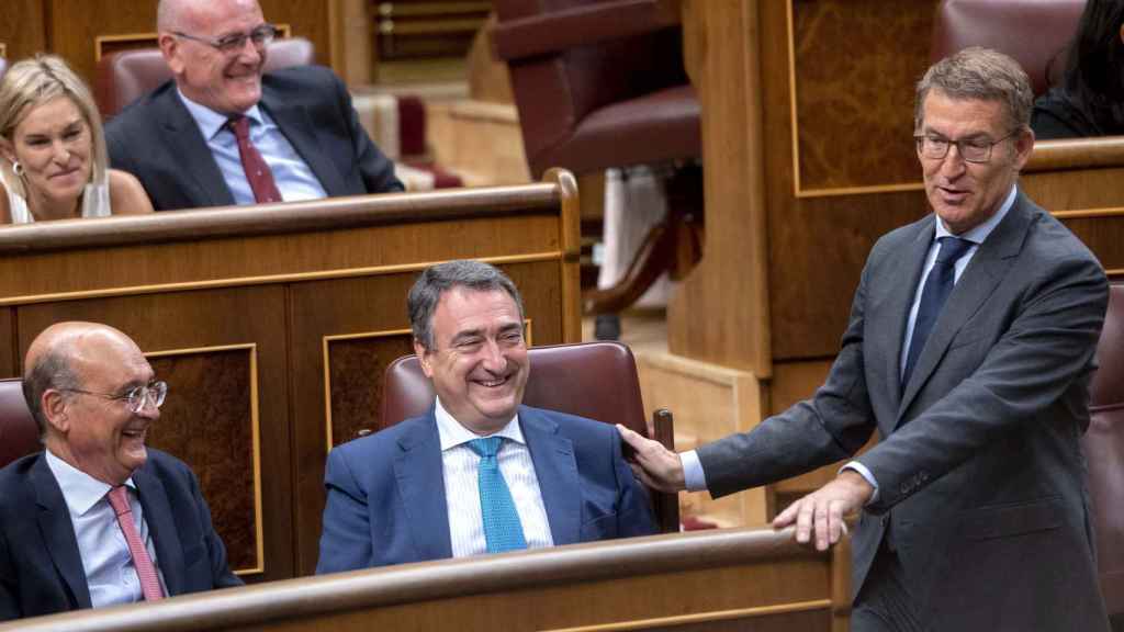 El presidente del PP, Alberto Núñez Feijóo, junto al portavoz del PNV en el Congreso,  Aitor Esteban / Alberto Ortega - Europa Press