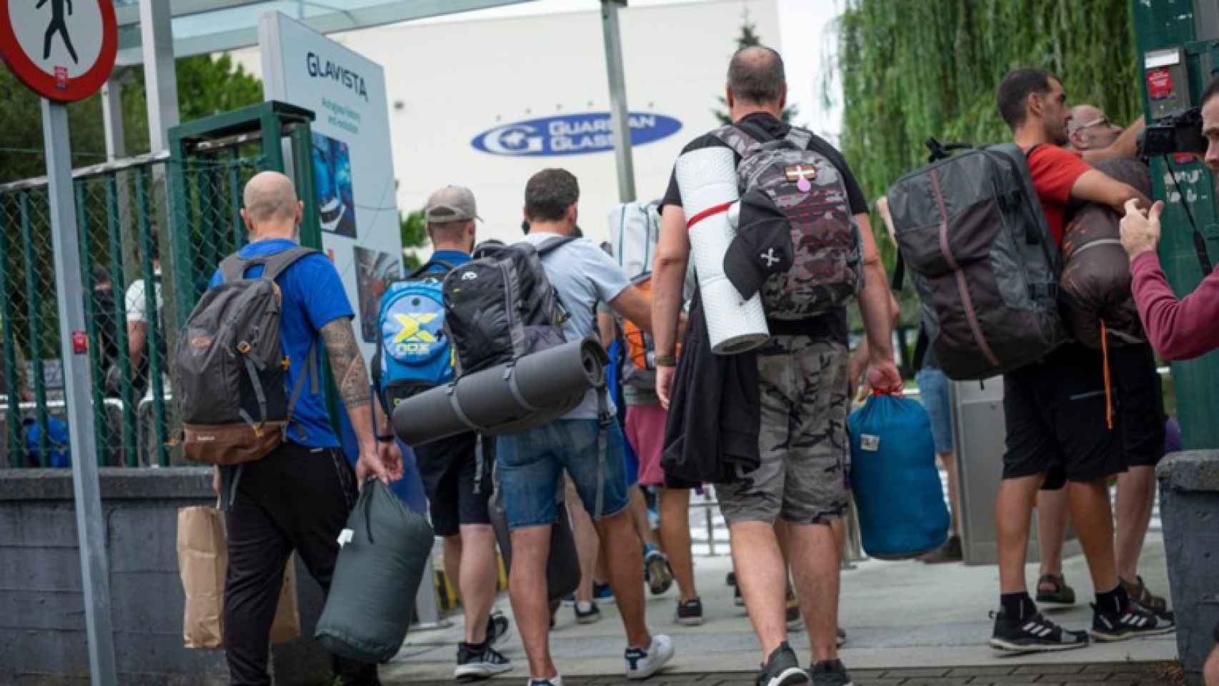 Varios de los trabajadores entrando a las instalaciones para comenzar el encierro / ELA