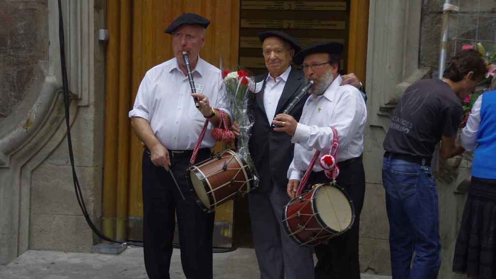 Unos txikiteros celebran su día en Bilbao.