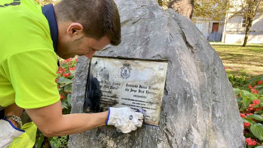 Un operario limpia la placa en recuerdo a Ferrnando Buesa y su escolta en el monolito levantado en el lugar donde fueron asesinados, que ha sido pintada este jueves en la capital alavesa. EFE / L. Rico