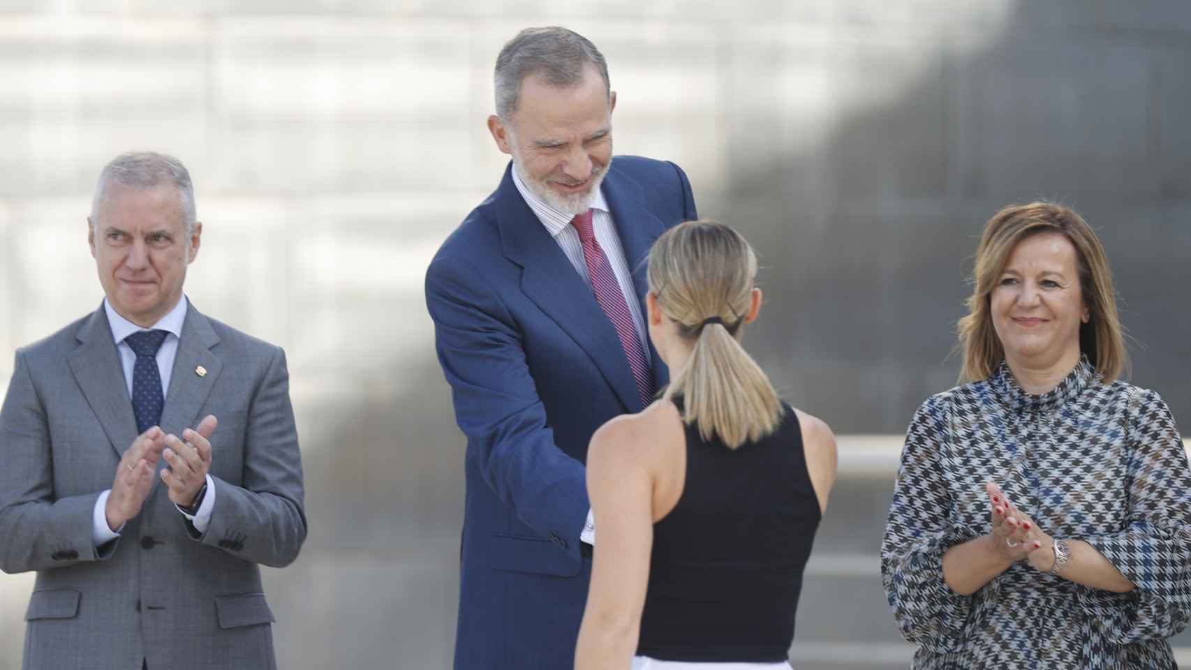 El rey Felipe VI junto al lehendakari Iñigo Urkullu y la presidenta de Confebask, Tamara Yagüe / EFE