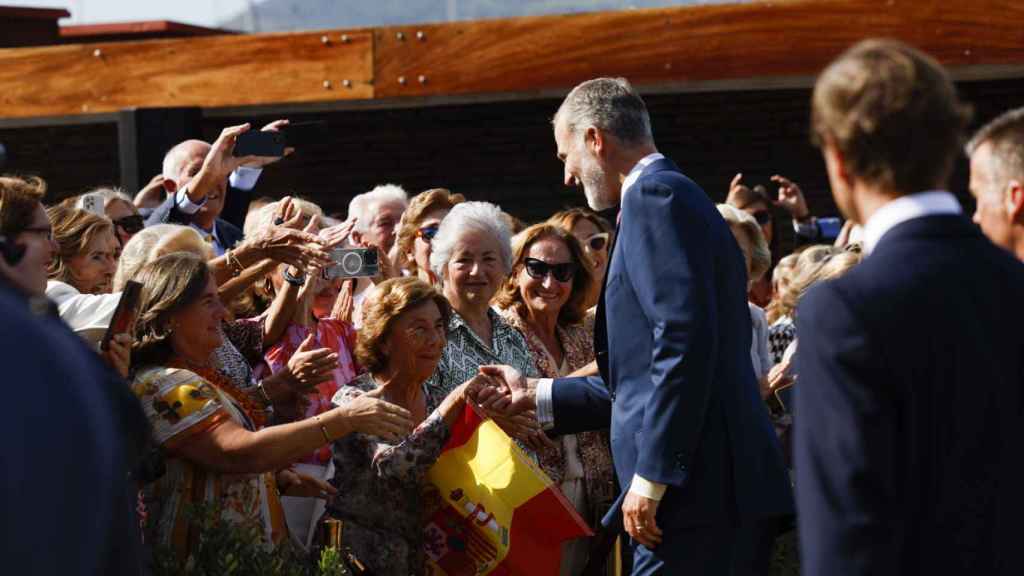 El rey Felipe VI saluda a su llegada a la clausura de los actos con los que el Real Club Marítimo del Abra-Real Sporting Club.