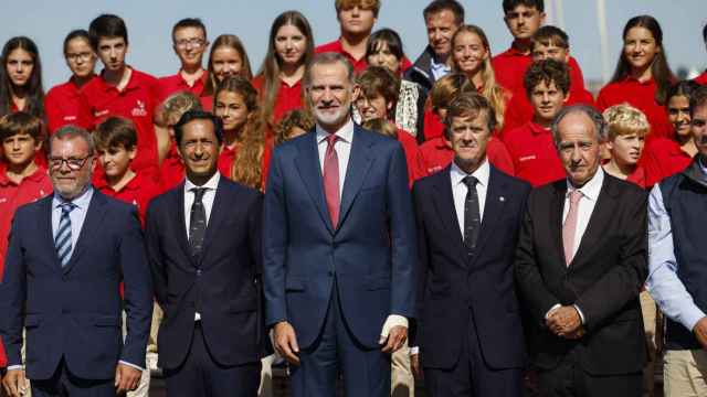 El rey Felipe VI posa para la foto de familia durante la clausura de los actos del Real Club Marítimo del Abra-Real Sporting Club.