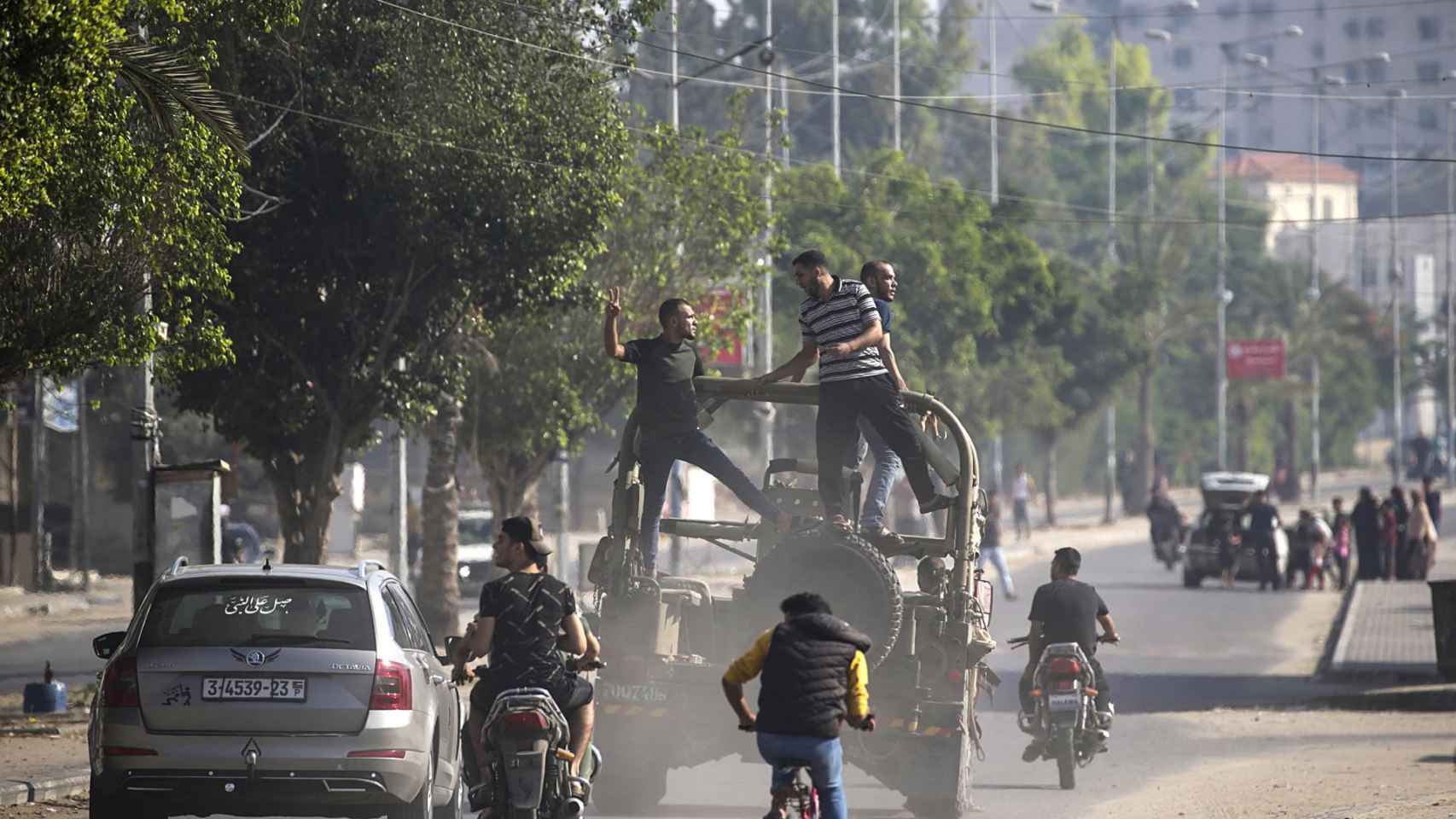 Palestinos viajan en un vehículo militar israelí por las calles del norte de Gaza / EFE