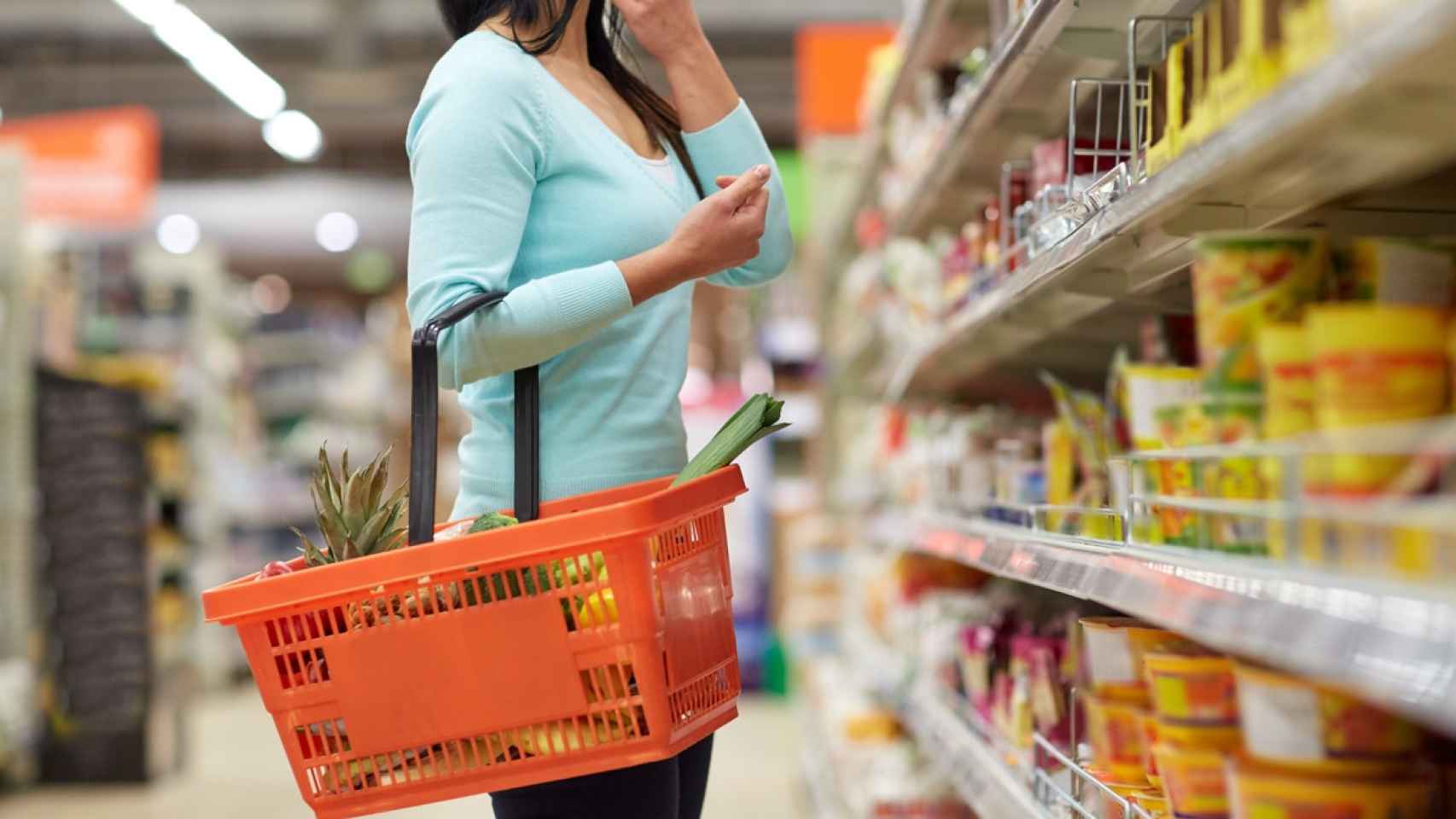 Una mujer en un supermercado.