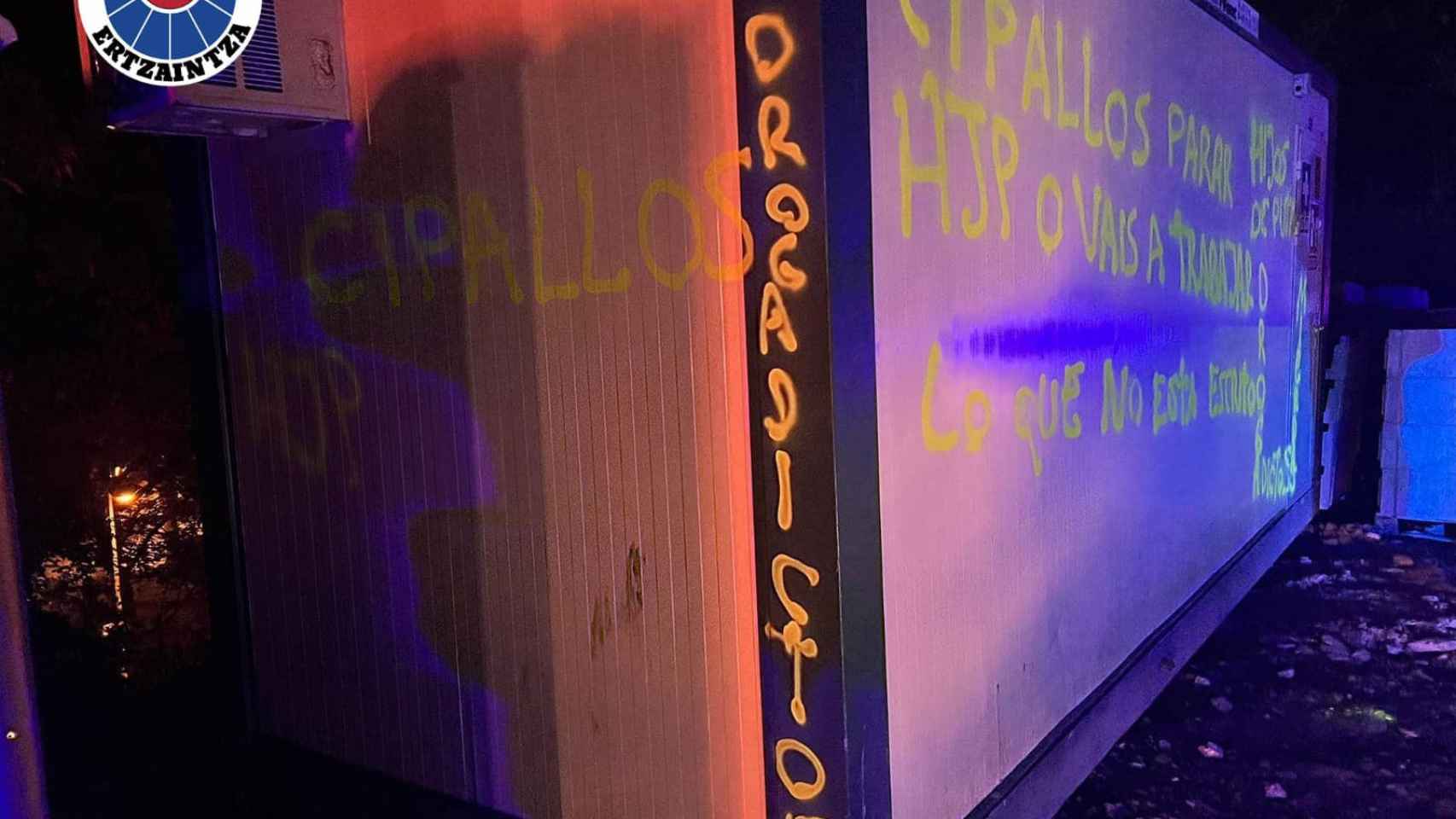 Imagen de las pintadas difundida por la Ertzaintza