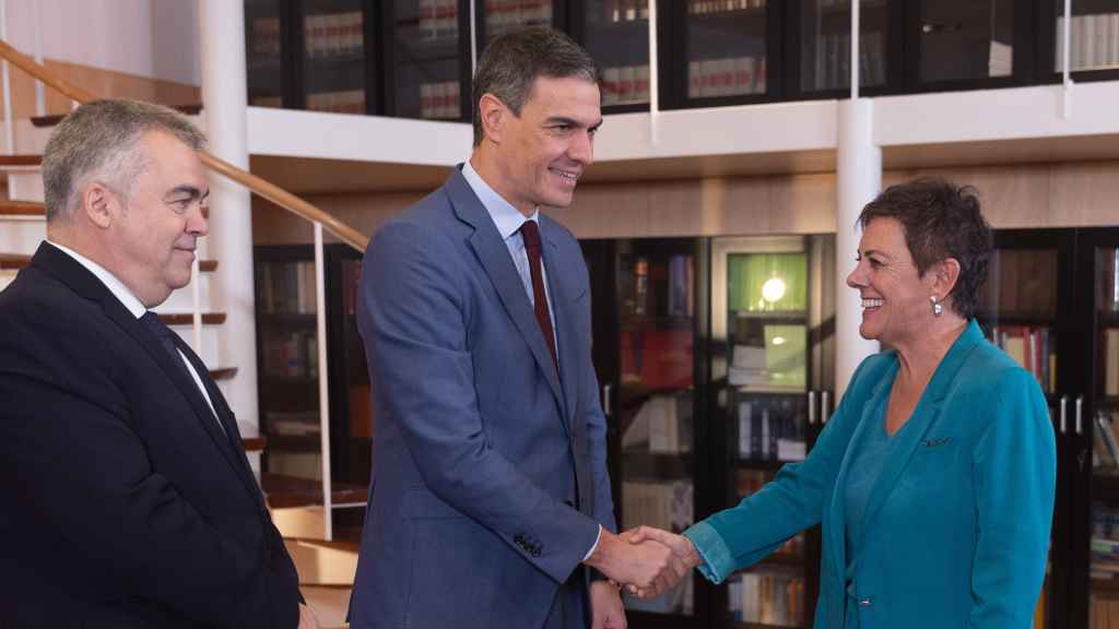 Pedro Sánchez  junto a los portavoces de EH-Bildu Mertxe Aizpurua y Gorka Elejabarrieta / Eduardo Parra - Europa Press