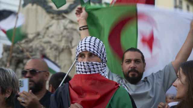 Un grupo de saharauis y otro de marroquíes se enfrentan en Vitoria durante una protesta a favor de Palestina/EFE
