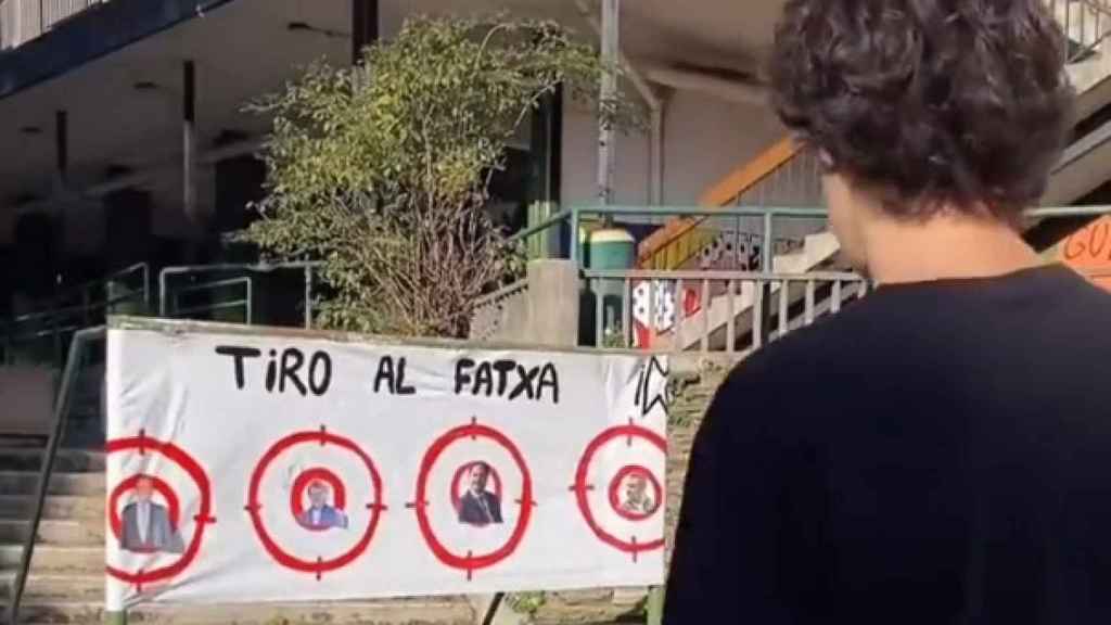 Un grupo de jóvenes juega al tiro al fatxa con rostros de Felipe VI, Iturgaiz, Abascal y Iantzi