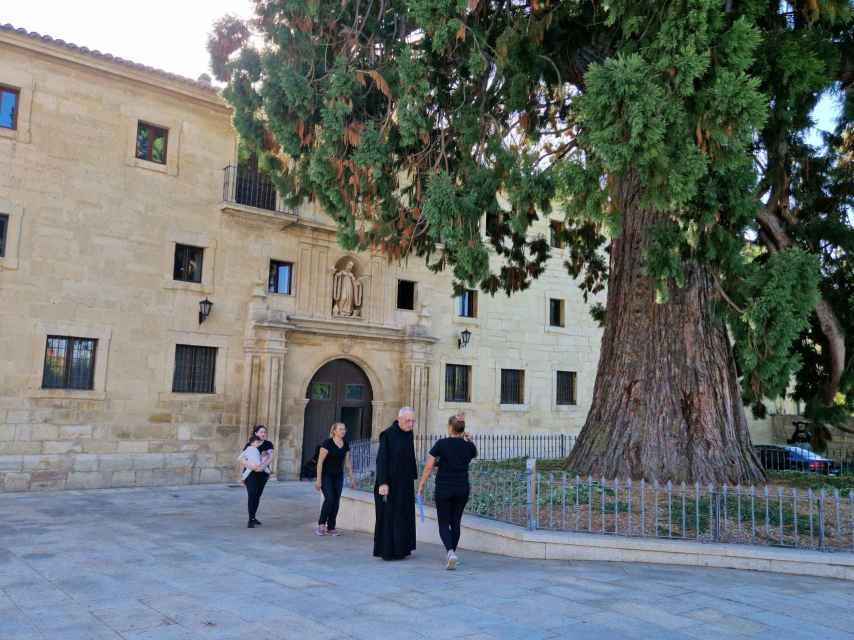 Los monjes celebran diariamente 7 movimientos de oración comunitaria y dos privadas. La única cerrada al público es la de las 4 de la tarde y las que más atención atraen son las vigías y las vísperas, a las 6 de la mañana y 7 de la tarde respectivamente / A. VIRI