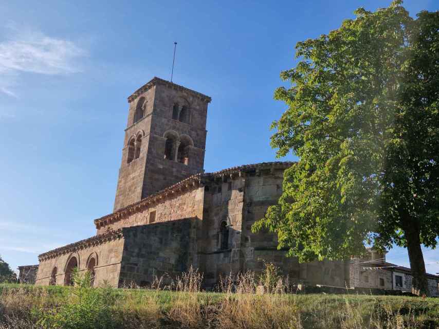 El templo se levantó sobre una fábrica del siglo IX en la que se intervino en los siglos XI y XII. Para la galería, del siglo XVIII, se reutilizaron los capiteles y algún canecillo / A. VIRI