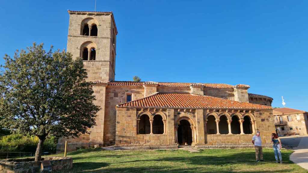 También de tradición silense, destaca por su ábside, la galería porticada y regia torre / A. VIRI