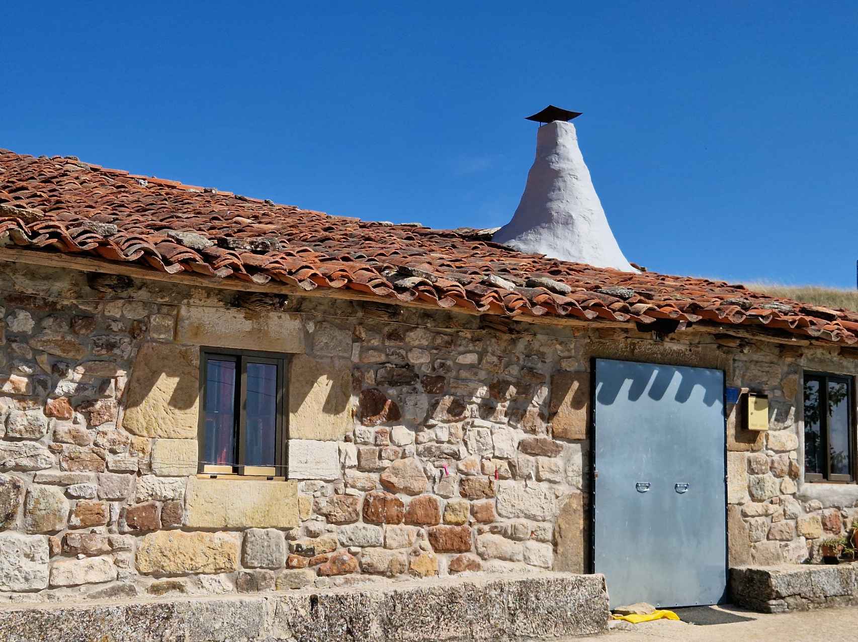 La curiosa chimenea era un multi-espacio en el que se descansaba, cocinaba y secaba el embutido que se hacía en las casas / A. VIRI