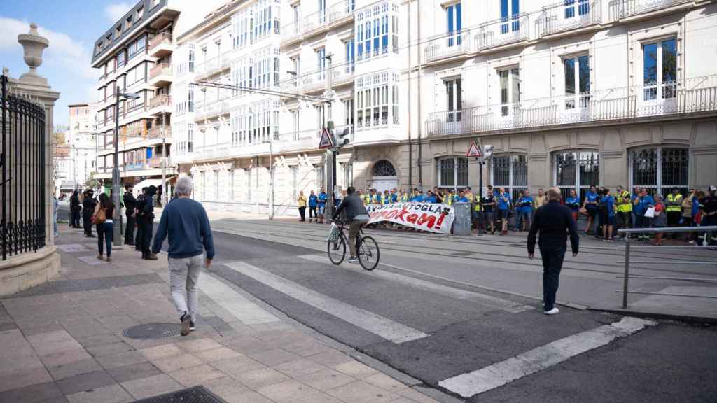 Los trabajadores de la fábrica de Glavista, en Laudio, no entienden por qué existiendo una oferta para comprar la empresa no se alcanza un acuerdo.