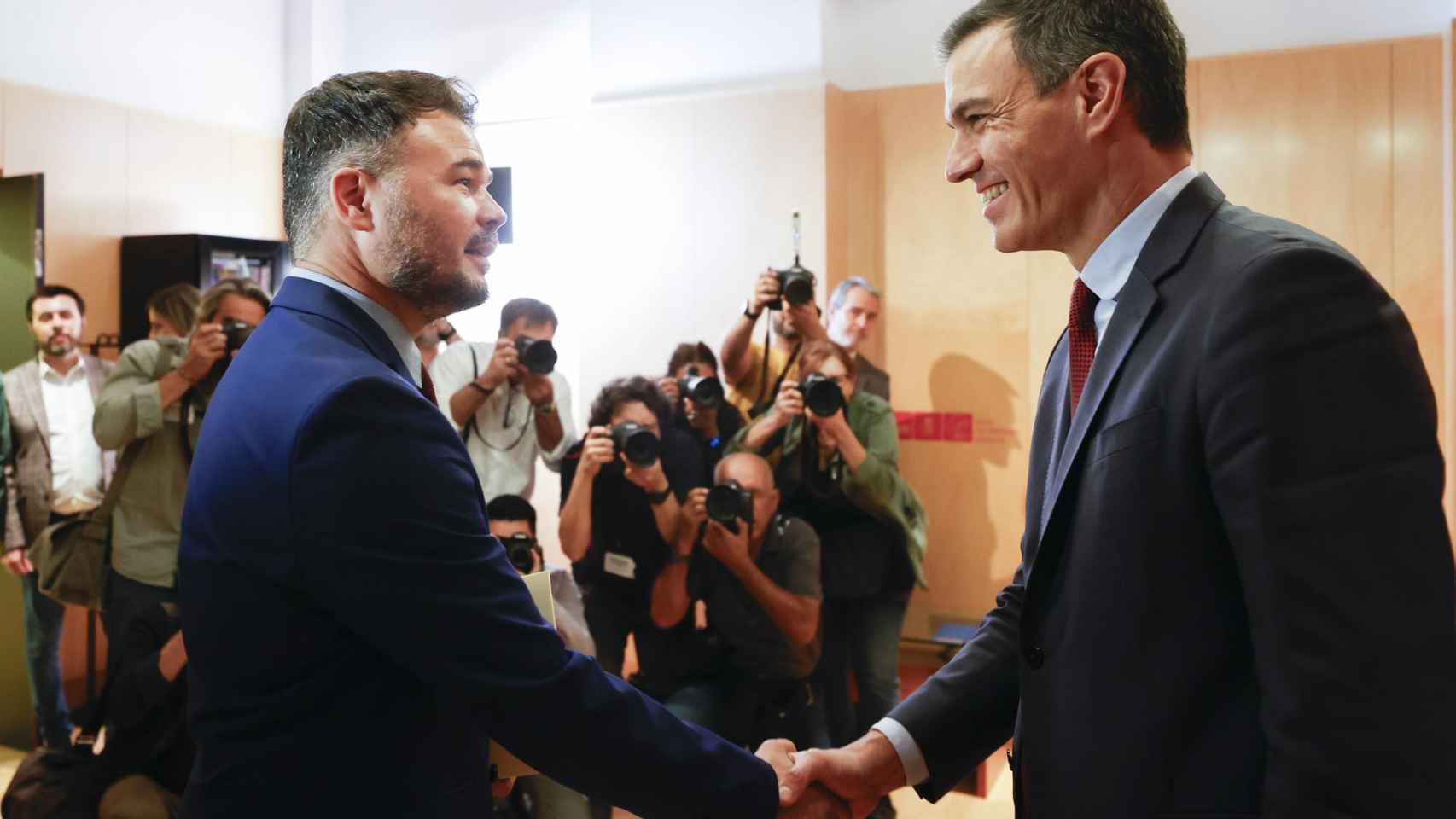 El presidente del Gobierno en funciones, Pedro Sánchez, con el portavoz de ERC en el Congreso, Gabriel Rufián / JAVIER LIZÓN - EFE