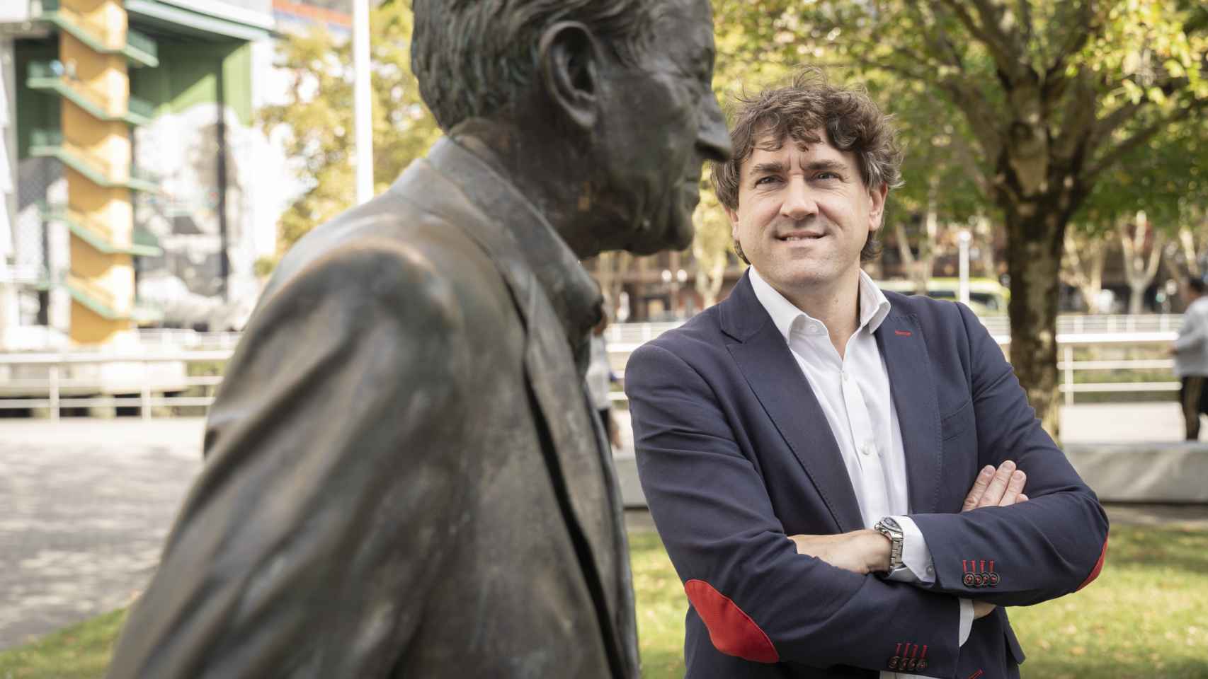 El secretario general del PSE y candidato a lehendakari, Eneko Andueza, junto a la estatua de Ramón Rubial / PSE