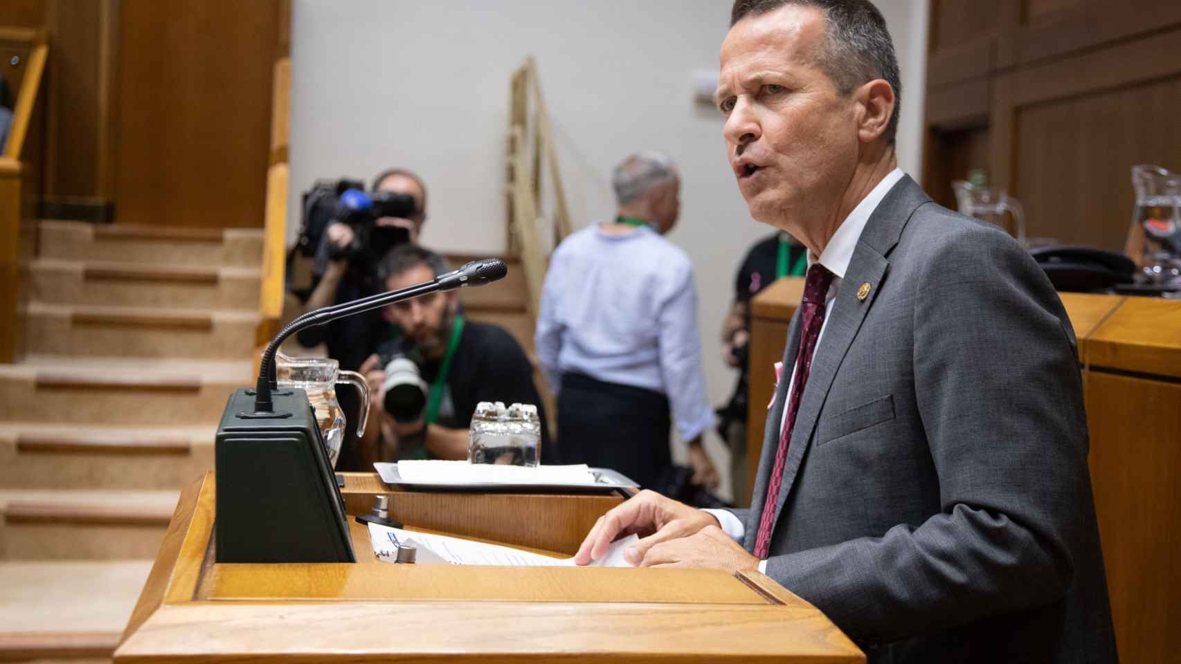 El consejero de Educación, Jokin Bildarratz, durante el pleno del Parlamento vasco / Legebiltzarra