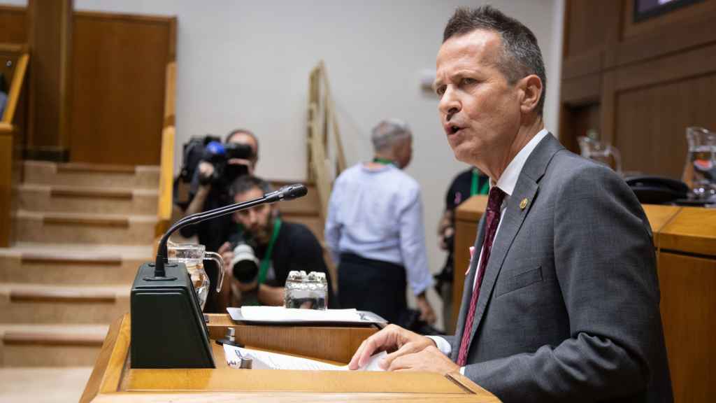 El consejero de Educación, Jokin Bildarratz, durante el pleno del Parlamento vasco / Legebiltzarra