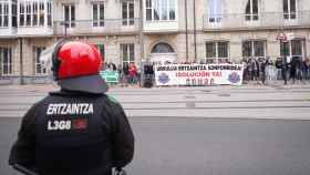 Un agente de la Ertzaintza frente a una concentración de la unidad sindical de la Ertzaintza (ErnE, Esan y Sipe), en el exterior del Parlamento vasco / Iñaki Berasaluce - Europa Press